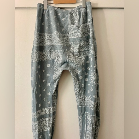 Hold ๐ - Picture 3 of 9